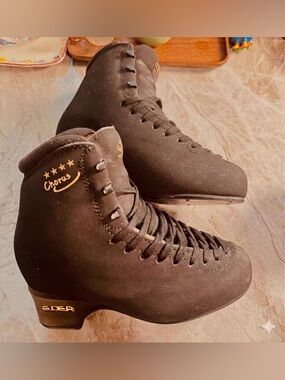 Edea Chorus Black Figure Skates 235C